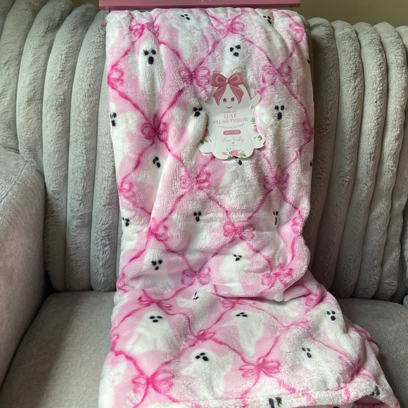 Cozy Pink Ghost Pattern Throw Blanket with Bows - Viral Pink Ghost Bow Blanket - Picture 1 of 6